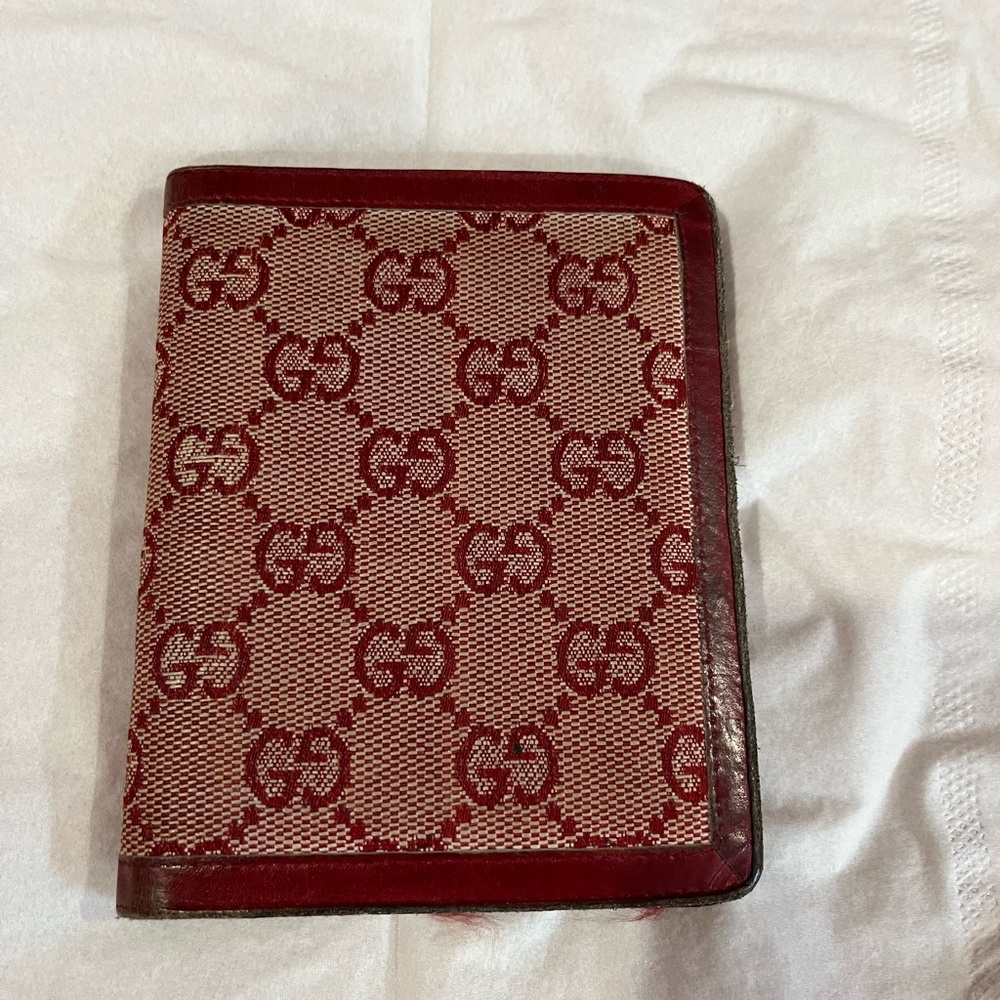 Gucci address book . Red GG's